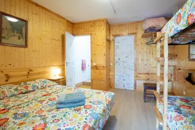 a bedroom with a bed and a bunk bed gmaxwell gmaxwell gmaxwell gmaxwell gmaxwell at Rua Fancisco Barreto in Faro