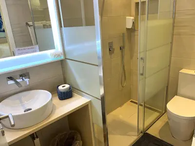 a bathroom with a shower and a sink and a toilet at Apartamento Villa Bellevue vista mar in Albufeira