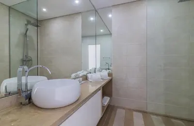 a bathroom with two sinks and a large mirror at Estúdios Marina in Vilamoura