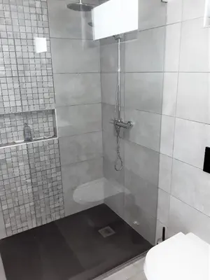 a bathroom with a shower with a sink and a toilet at Victory Village Club in Quinta do Lago