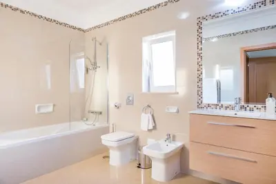a bathroom with a toilet and a sink and a tub at Lakeside Country Club - Apartamentos Turísticos in Quinta do Lago