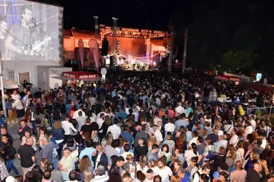 a large crowd of people standing in front of a concert at cosy2bedroomapartment in Loulé