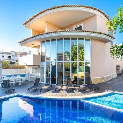 Full private 300sqm Villa Jacuzzi Heated Pool Ideal & quiet location