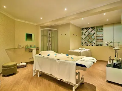 a hospital room with a bed and a shower at Hotel Baia Grande in Albufeira