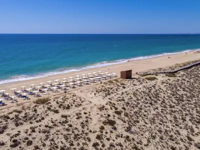 an overhead view of a beach with chairs and umbrellas at Vale Do Garrao Villas in Vale do Lobo