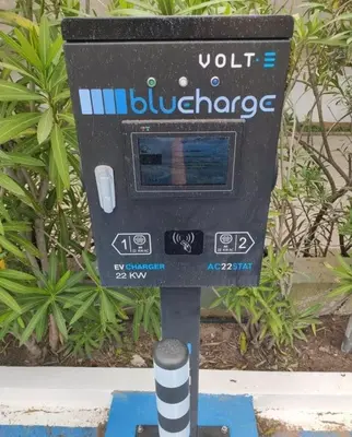 a parking meter in front of some plants at Hotel Balaia Mar in Albufeira