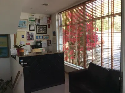 a salon with a large window with blinds at Golda Sol in Loulé