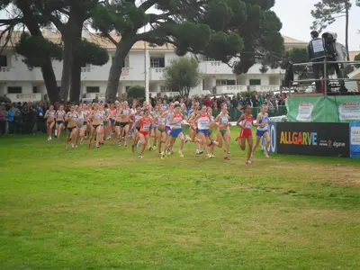 a large group of people running in a race at Aldeia Da Falesia in Albufeira