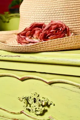 a hat with a red rose on top of a table at Quinta das Amendoeiras in Albufeira
