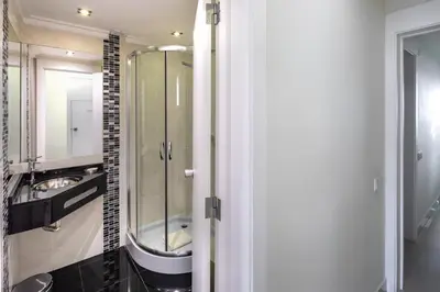 a bathroom with a glass shower and a sink at Victory Village 3A in Quinta do Lago