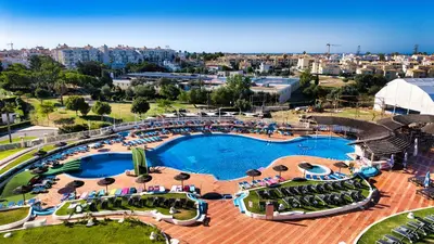 an overhead view of a large pool with chairs and tables at Hotel Apartamento Paraiso De Albufeira in Albufeira