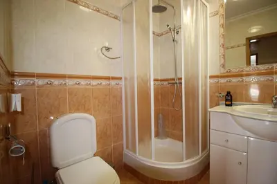 a bathroom with a shower and a toilet and a sink at magnifique et spacieuse villa avec piscine privative in Albufeira