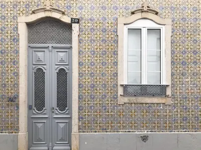 a building with a door and a window on it at Blue Barqueta Studio in Faro