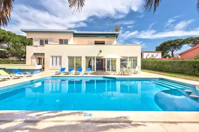 Gallery image of Large private pool viilla, close to amenites, free air conditioning and wifi in Quarteira