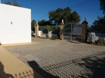 a driveway with a gate in front of a house at Vivenda ROSA Albufeira in Fontainhas