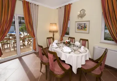 a dining room with a table and chairs at Villa Amarela in Boliqueime