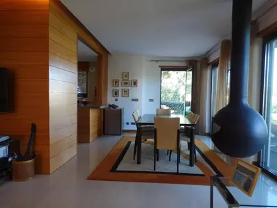 a kitchen and dining room with a table and chairs at Apartamento com 3 quartos e piscina in Vale do Lobo