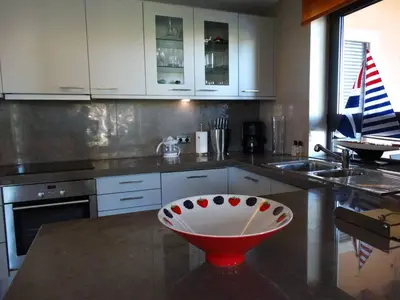 a kitchen with a bowl on top of a counter at Apartamento com 3 quartos e piscina in Vale do Lobo