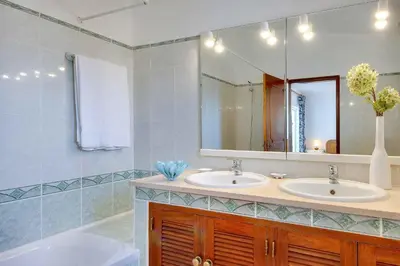 a bathroom with two sinks and a mirror at Villa Ceylon in Albufeira