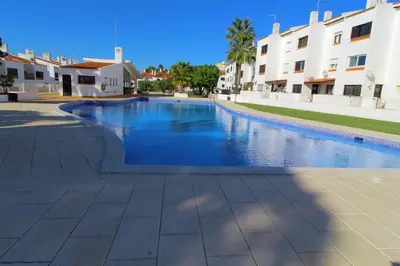 a swimming pool in a courtyard of a building at Apartamento das Oliveiras in Albufeira