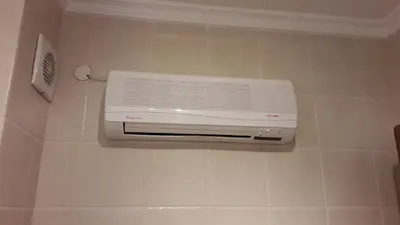 a air conditioner on the wall of a bathroom at Apartamento Felicidade in Almancil