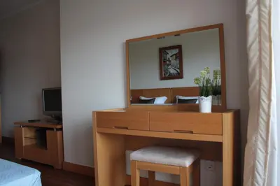 a dressing table with a mirror and a stool at Apartamento com Piscina em Albufeira, Corcovada in Albufeira
