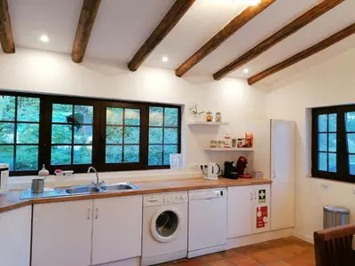 a kitchen with a sink and a washing machine at La Quinta casa com piscina privada in Loulé