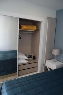 a small bedroom with a bed with a mirror at magnifico apartamento in Albufeira