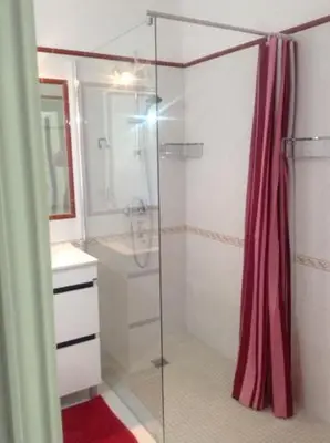 a bathroom with a shower and a shower curtain at Casa Nicho in Vale do Lobo