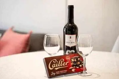 a bottle of wine and two wine glasses on a table at Vilamoura new style apt piscina wifi in Vilamoura