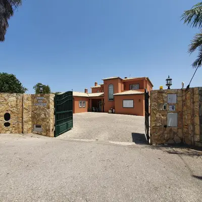 a driveway with a gate and a house at Quinta das Nespereiras in Patã de Cima