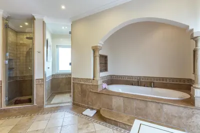 a large bathroom with a tub and a shower at Villa Maureena - Quinta do Mar in Almancil