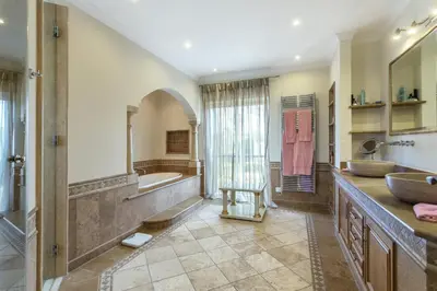 a large bathroom with two sinks and a tub at Villa Maureena - Quinta do Mar in Almancil