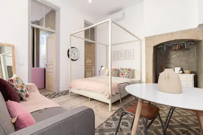 a bedroom with a bed and a table at aleixomor'Aqui in Loulé