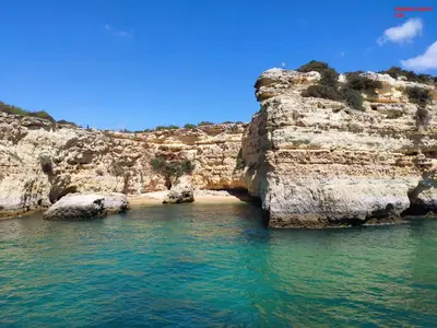 a cave in the side of a rocky cliff at Alsol C 5365-1 in Quarteira