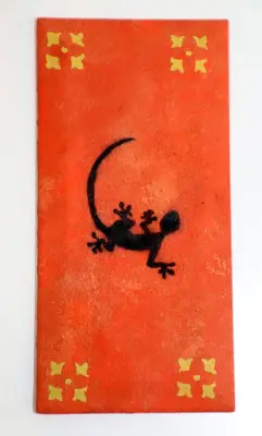a painting of a lizard on a red rug at Le Jardin Secret de Faro Guesthouse in Faro