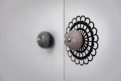 a black door knob on a white door at Kwadalayo Art Quarters in Faro
