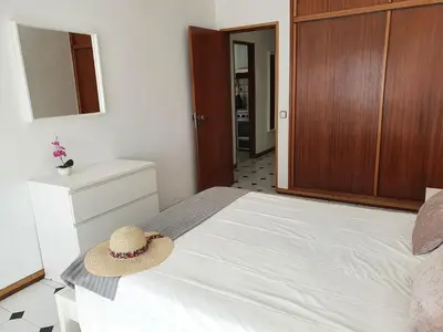 a bedroom with a bed with a hat on it at Solaris- Familiar, Wifi, Totalmente Equipado in Quarteira