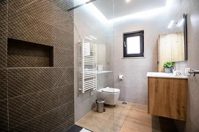 a bathroom with a shower and a toilet and a sink at Villa Redonda in Loulé