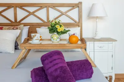 a room with a table with a purple rug at Magic Theatre Faro Center in Faro