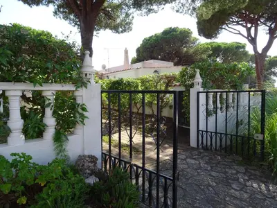 a white fence with a gate in front of a house at Vilamoura Fantástica Moradia com Piscina Privada in Vilamoura