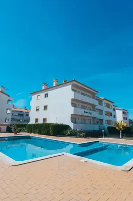 an empty swimming pool in front of a building at Recanto da Galé by Umbral in Albufeira