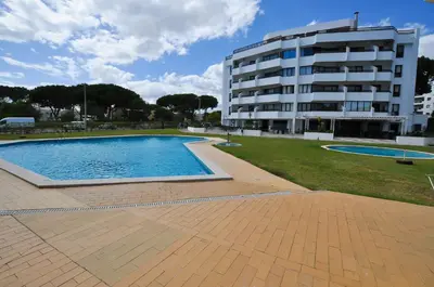 a large swimming pool in front of a building at Tenis Golf Mar by OCvillas in Quarteira