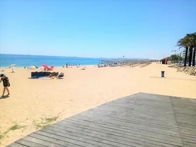 a beach with people on the sand and the ocean at Varandas do Mar 3- Remodelado, Wifi, 150mt Praia in Quarteira