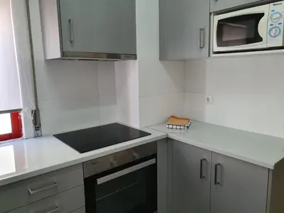 a white kitchen with a sink and a microwave at Varandas do Mar 3- Remodelado, Wifi, 150mt Praia in Quarteira