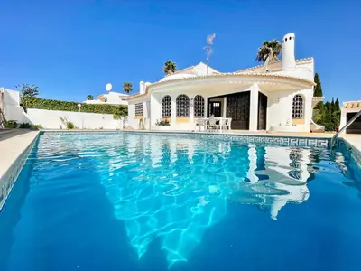 a large swimming pool in front of a house at Villa Cristina 9 in Albufeira