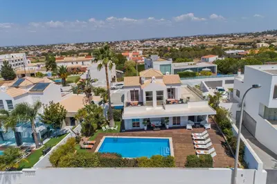an aerial view of a house with a swimming pool at Villa Maresia Dourada in Guia