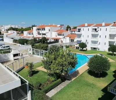 an aerial view of a apartment complex with a swimming pool at Bel Appartement 2 chambres au cœur d’Albufeira, proche de la magnifique plage de Oura et des loisirs in Albufeira