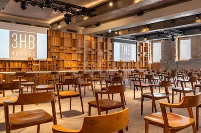 a room full of chairs and tables in a library at 3HB Faro in Faro