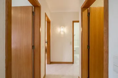 a hallway with a door leading to a bathroom at Apartamento no Clube Praia da Oura in Albufeira